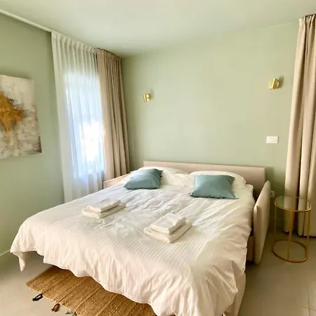 The Rooster Apartment *